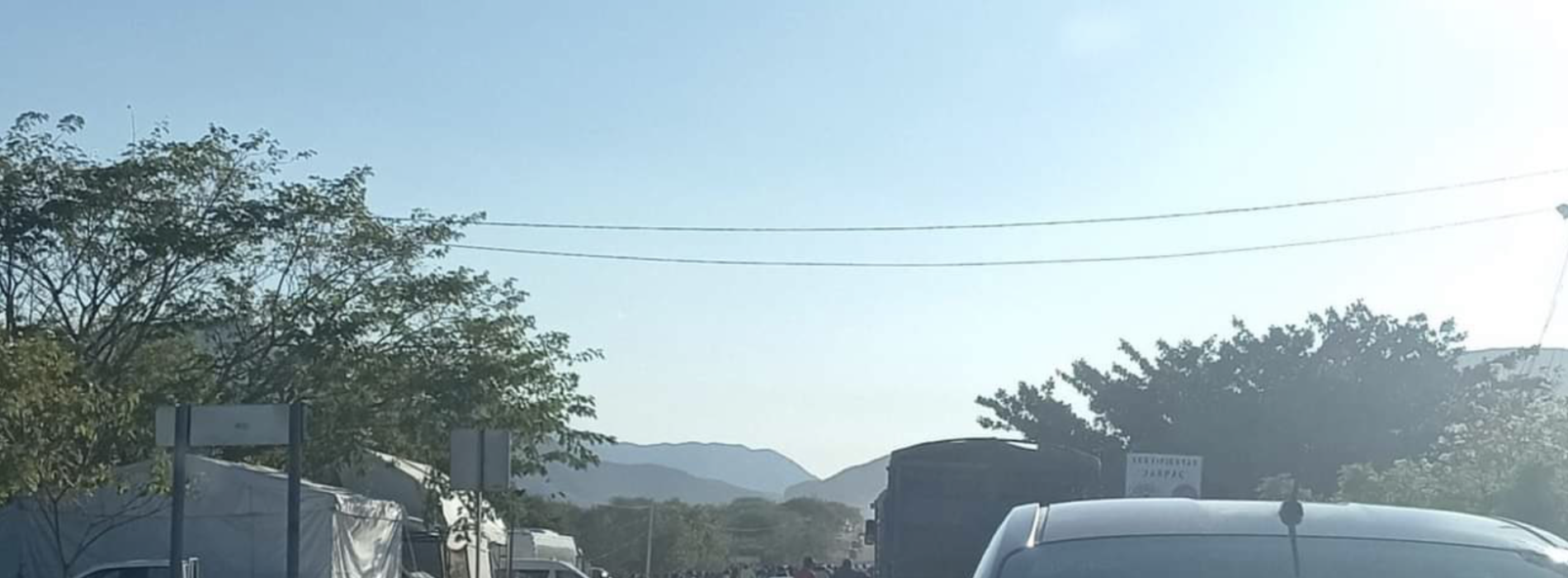 Inmigrantes bloquean carretera federal en la región del Istmo
